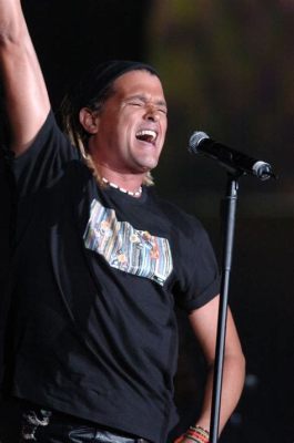 Carlos Vives' Explosive Tango in Milan: A Night of Rhythms, Romance, and Revelations!